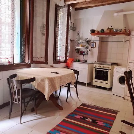 Casa Di Adel 招待所 3*